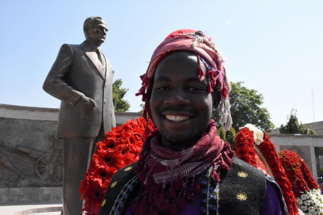 Ugandalı öğrenci 30 Ağustos Zafer Bayramı'nda zeybek oynadı
